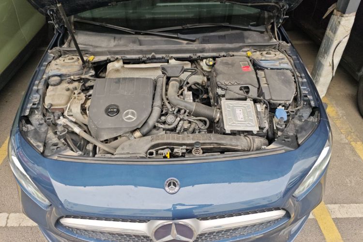 奔驰A级 2019款 A 200 L 运动轿车机舱底盘24