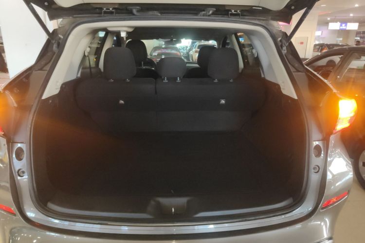 日产 楼兰 2015款 2.5L XE 两驱精英版机舱底盘23