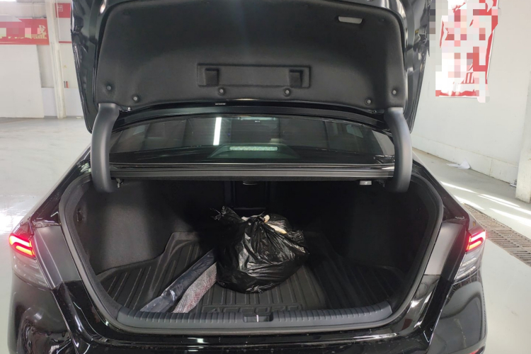 本田 雅阁 2025款 运动系列 260TURBO 豪华版机舱底盘23