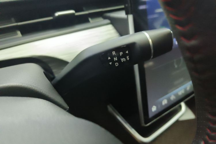 哪吒汽车 哪吒V 2022款 潮 400 Lite中控内饰18