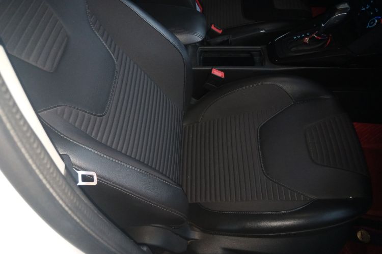 福特 福克斯 2020款 两厢经典 1.5L 自动风尚型局部细节41