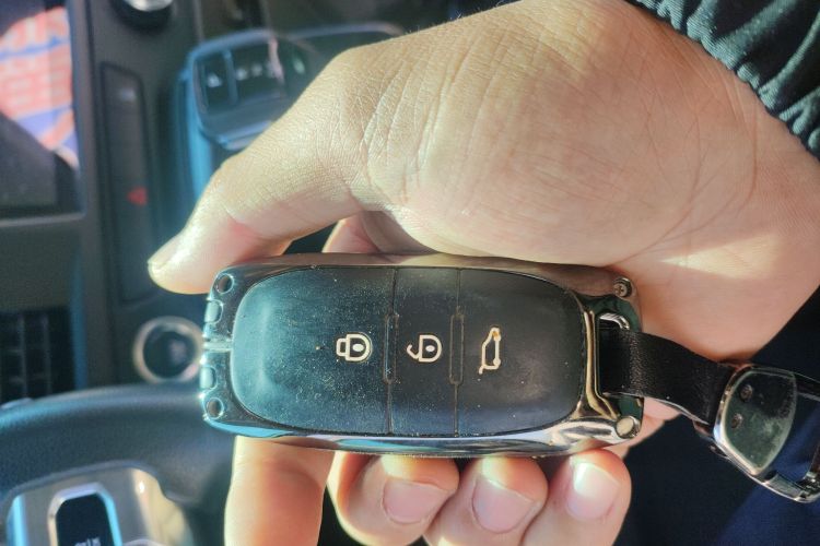 江铃福顺 2023款 2.0T 自动中轴中高顶商运型多功能乘用车7座中控内饰11