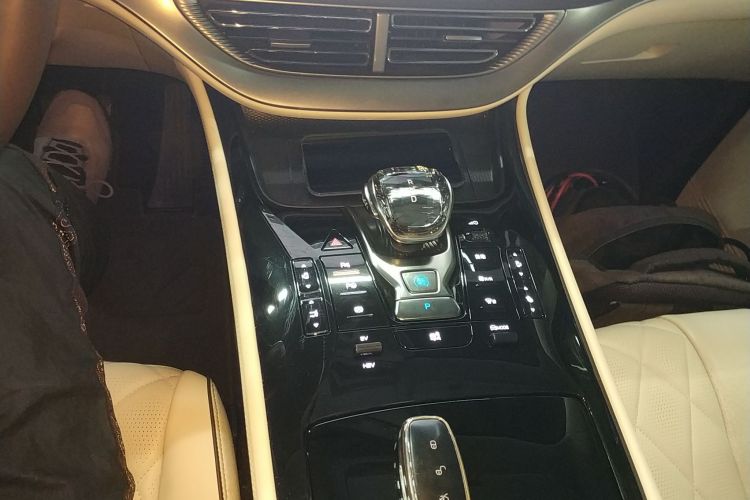 腾势D9 2024款 DM-i 980 四驱旗舰型中控内饰16