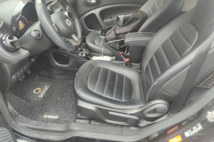 smart fortwo 2018款 0.9T 66千瓦硬顶先锋版 国V中控内饰19