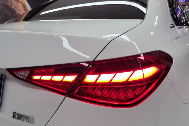 奔驰C级 2023款 改款 C 260 L 运动版车身外观9