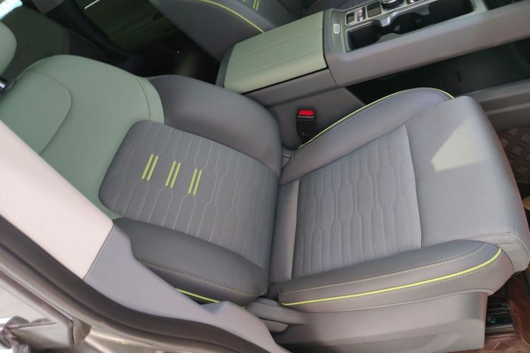 北京BJ40 2024款 2.0T 全新刀锋英雄版 攀登者局部细节41