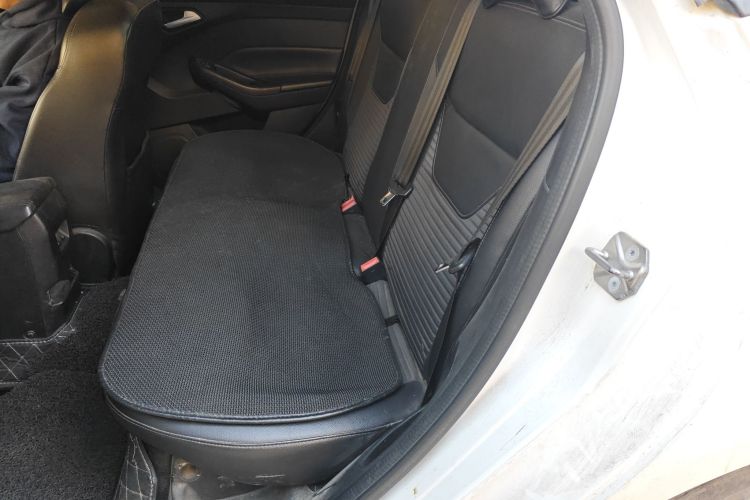 福特 福克斯 2015款 三厢 EcoBoost 125 手动超能风尚型中控内饰7004