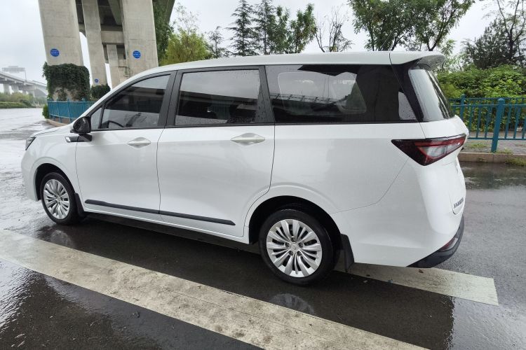 五菱汽车 五菱佳辰 2022款 1.5L 手动乐享精英型车身外观4