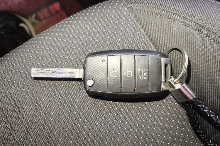 起亚 佳乐 2013款 2.0L 7座自动标准版 国IV中控内饰11