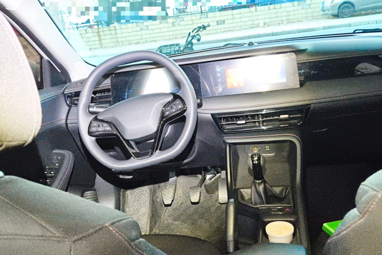 荣威i5 2023款 1.5L 手动舒享版中控内饰13