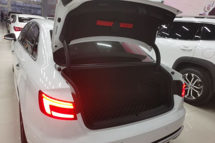 奥迪A4L 2019款 40 TFSI 时尚型 国VI机舱底盘23