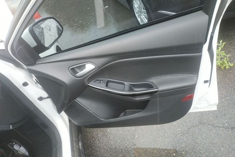 福特 福克斯 2012款 三厢 1.6L 自动风尚型中控内饰42