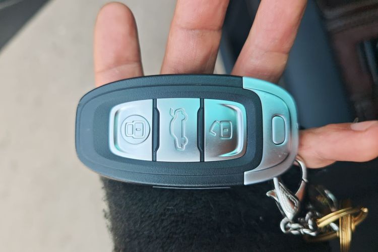 红旗E-QM5 2022款 431km 充电乐享版中控内饰11