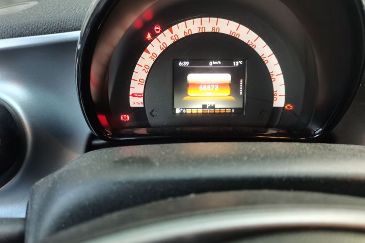 smart fortwo 2015款 1.0L 52千瓦硬顶激情版中控内饰15