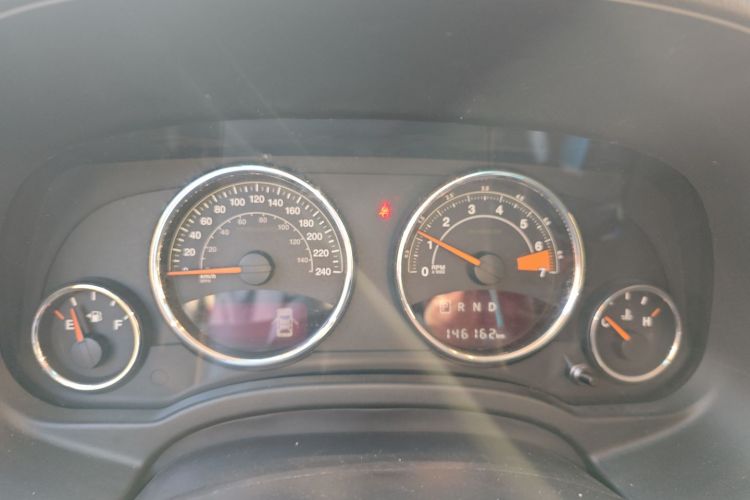 Jeep 指南者(进口) 2014款 改款 2.4L 四驱舒适版中控内饰14