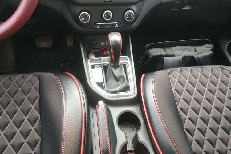 北京现代ix25 2015款 1.6L 自动两驱智能型GLS中控内饰18