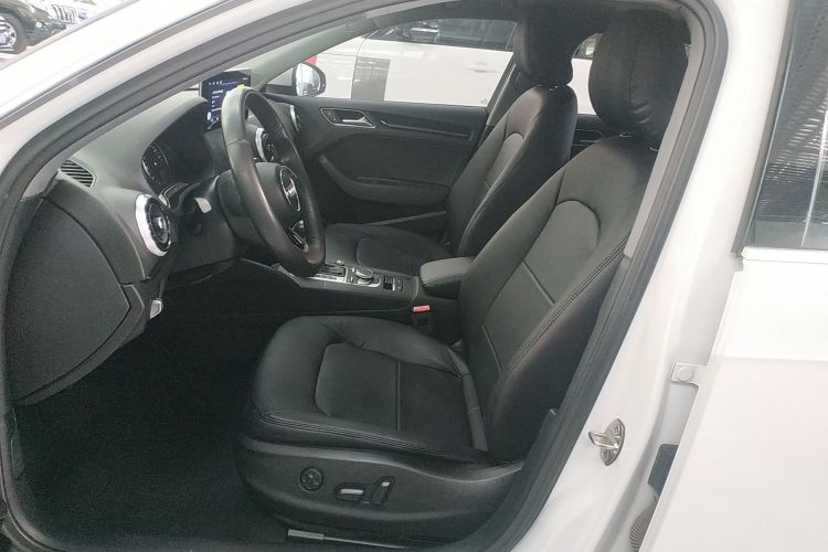 奥迪A3 2018款 30周年年型 Sportback 35 TFSI 时尚型中控内饰19