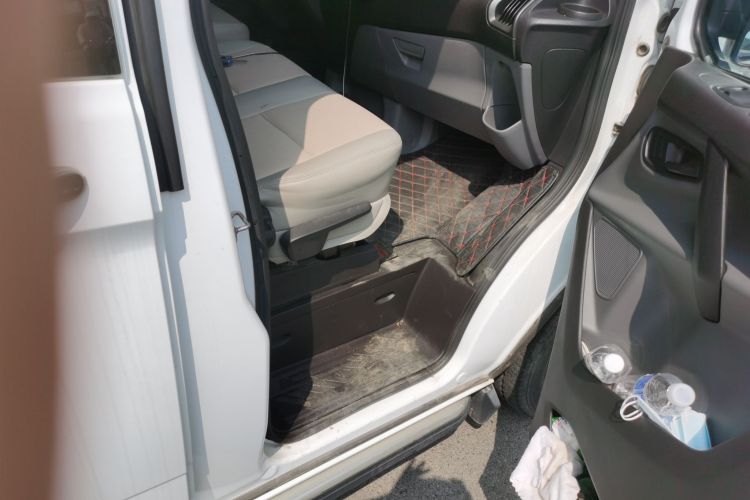 福特 全顺 2020款 2.0T汽油多功能商用车中轴低顶上掀尾门国VI局部细节9005