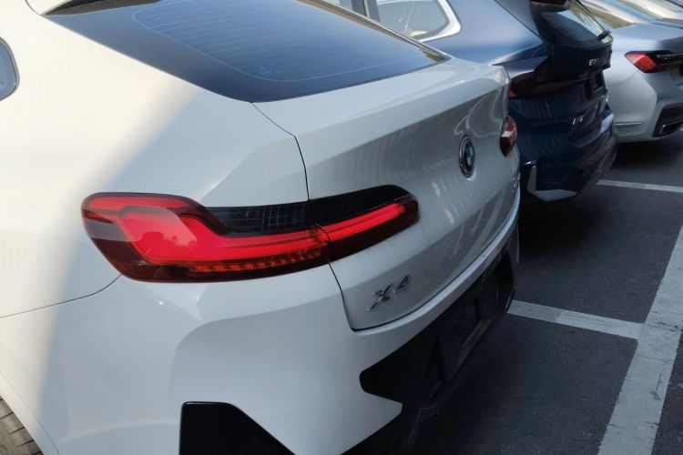 宝马X4 2022款 xDrive 25i M运动套装车身外观6