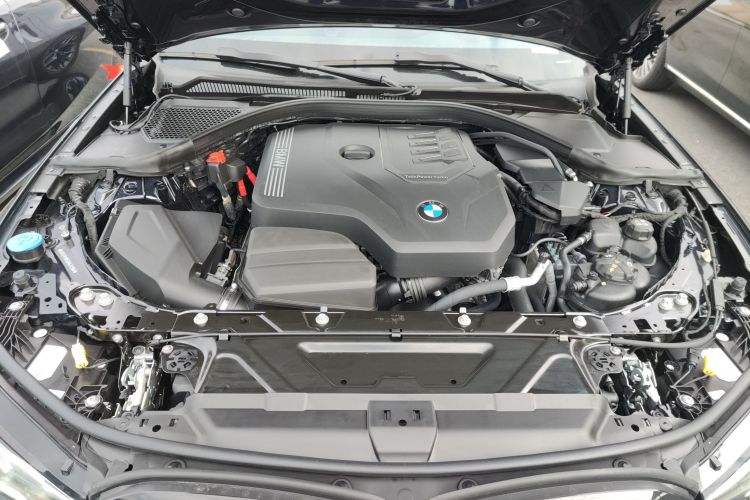 宝马3系 2025款 330Li M运动曜夜套装机舱底盘24