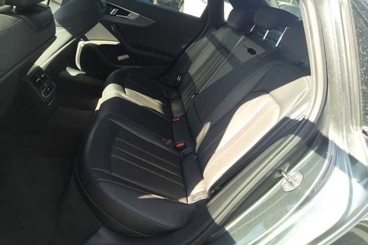 奥迪A4L 2024款 40 TFSI quattro RS套件燃速型中控内饰21