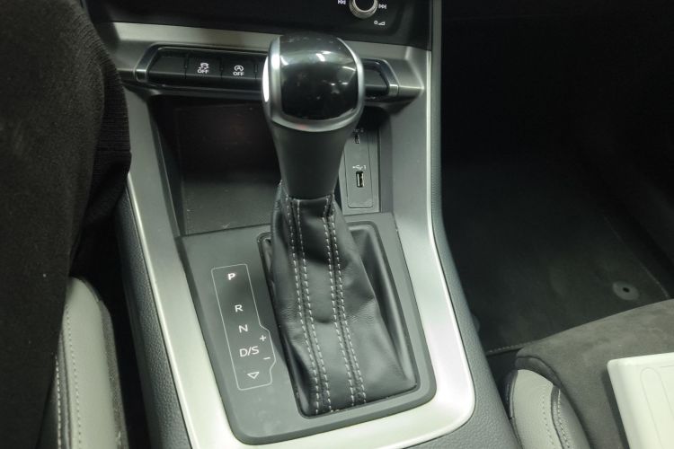 奥迪Q3 2019款 35 TFSI 进取动感型中控内饰18