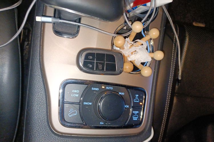 Jeep 大切诺基(进口) 2015款 3.0L 精英导航版中控内饰11