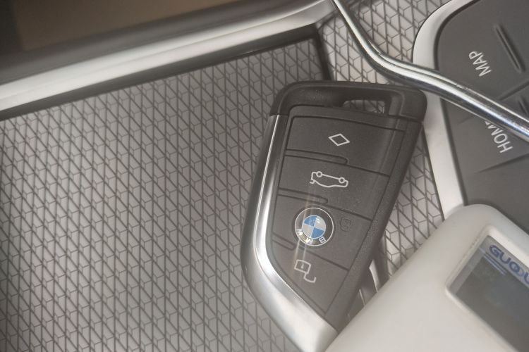 宝马3系 2025款 330Li M运动曜夜套装中控内饰7001