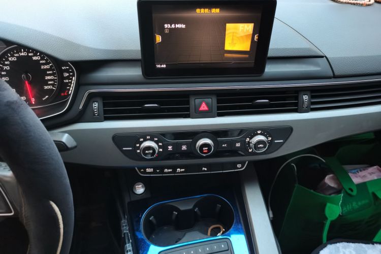 奥迪A4L 2018款 30周年年型 40 TFSI 进取型中控内饰16