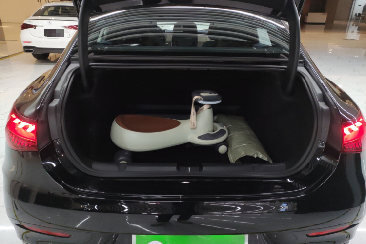 奔驰EQE 2022款 350 豪华版机舱底盘23