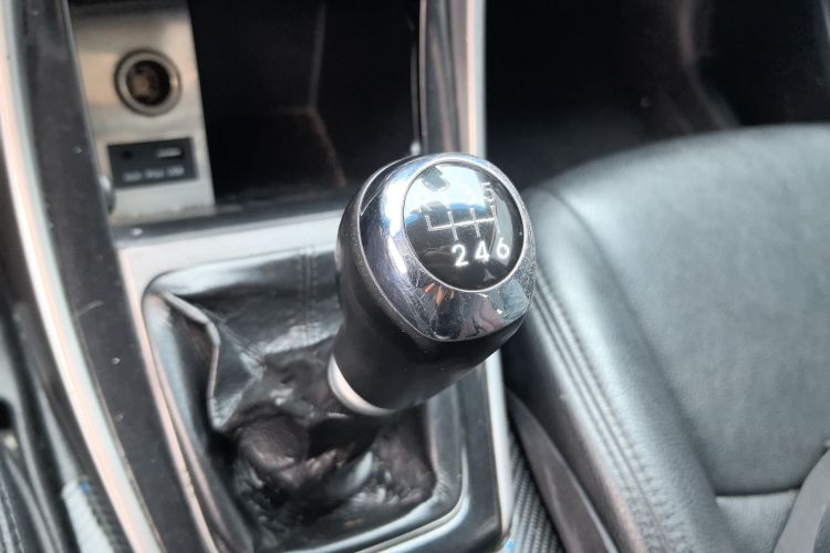 现代 朗动 2012款 1.6L 手动领先型中控内饰18