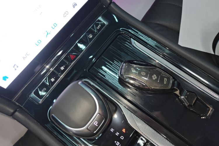 红旗H5 2023款 2.0T 自动智联旗畅版中控内饰7001