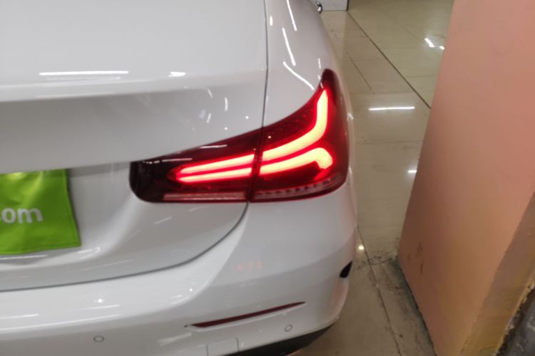 奔驰A级 2022款 改款 A 200 L 运动轿车时尚型车身外观9