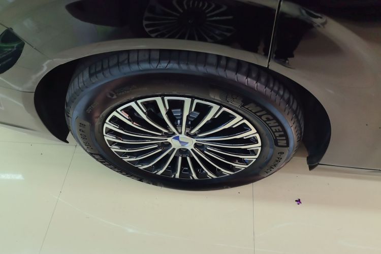 腾势D9 2024款 EV 620 尊享型车身外观6008