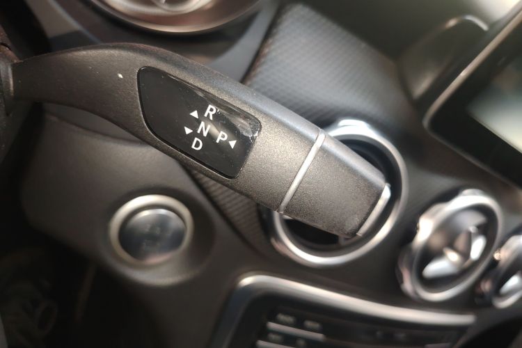 奔驰GLA 2017款 GLA 200 动感型中控内饰18