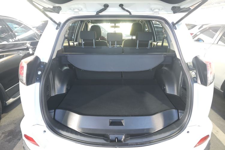 丰田 RAV4荣放 2018款 2.0L CVT两驱风尚X版机舱底盘23