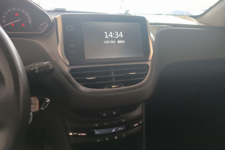 标致2008 2014款 1.6L 自动时尚版中控内饰16