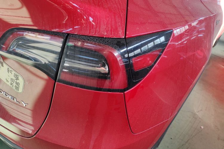 特斯拉 Model Y 2021款 长续航全轮驱动版车身外观9