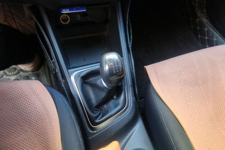 现代 悦纳 2016款 1.4L 手动炫酷版GLS中控内饰18