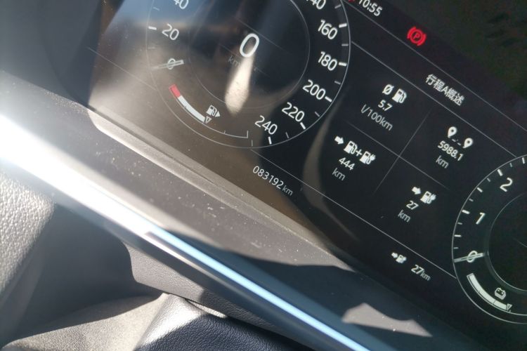 路虎 揽胜运动版新能源 2019款  P400e SE中控内饰15