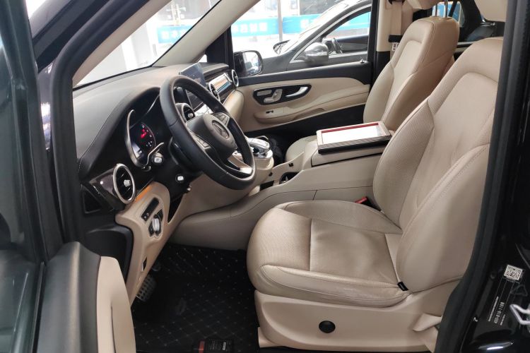 奔驰V级 2018款 V 260 L 尊贵加长版 国V中控内饰19