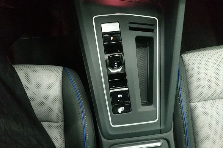 大众 高尔夫 2025款 300TSI R-Line中控内饰18