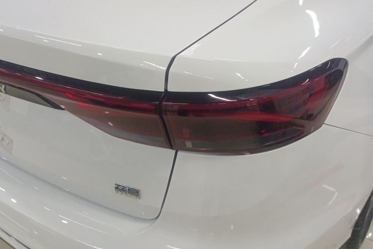 吉利汽车 帝豪 2025款 第4代 1.5L CVT旗舰型车身外观9