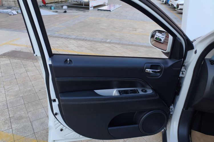 Jeep 指南者(进口) 2014款 改款 2.4L 四驱舒适版中控内饰7007