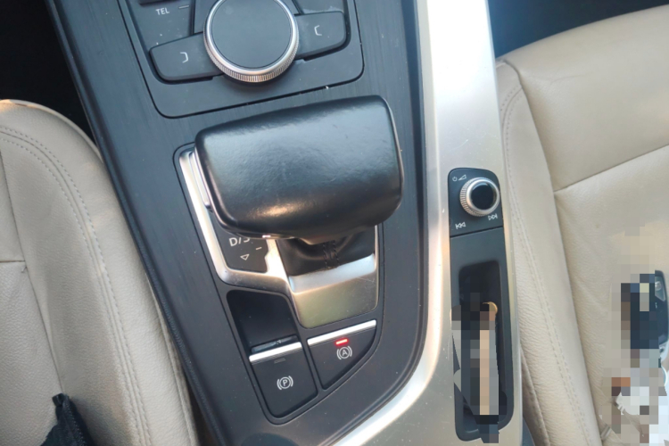 奥迪A4L 2018款 30周年年型 45 TFSI quattro 个性运动版局部细节18