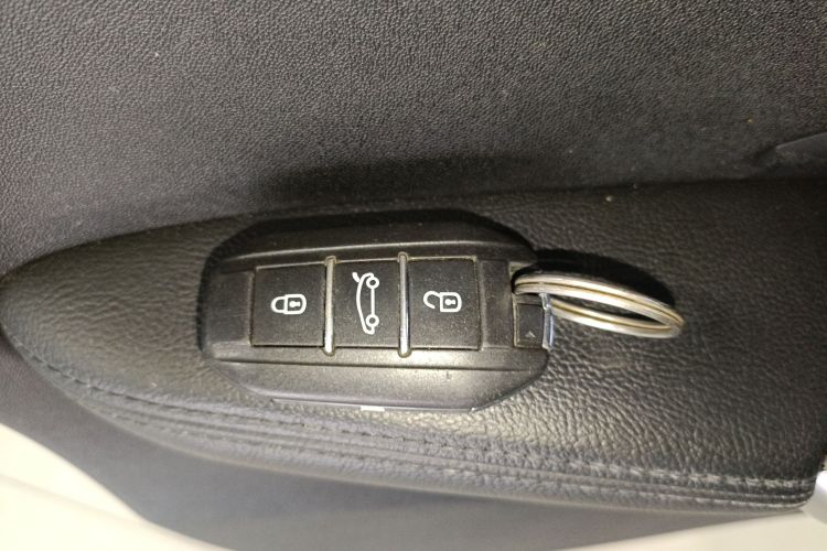 标致2008 2014款 1.6L 自动领航版中控内饰7001