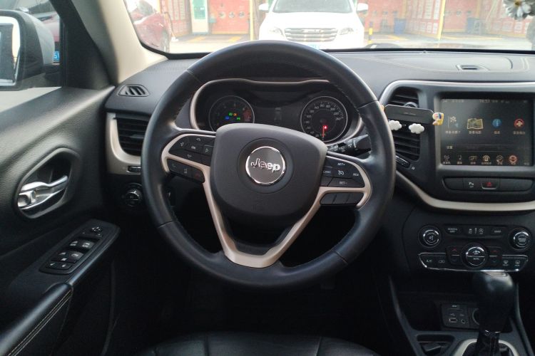 Jeep 自由光 2017款 2.0L 优越版中控内饰13