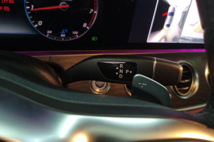 奔驰E级 2019款 改款 E 300 L 运动时尚型中控内饰18