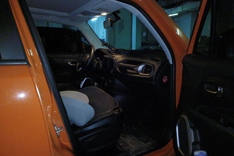 Jeep 自由侠 2018款 互联大屏版 180T 自动高能版局部细节9005