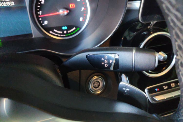 奔驰C级 2019款 C 260 运动版 4MATIC中控内饰18